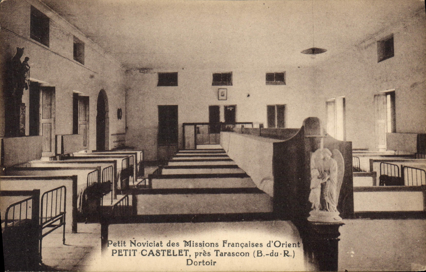 CPA Petit Noviciat des Missions Francaises d'Orient Petit Castelet pres Tarascon B du R Dortoir