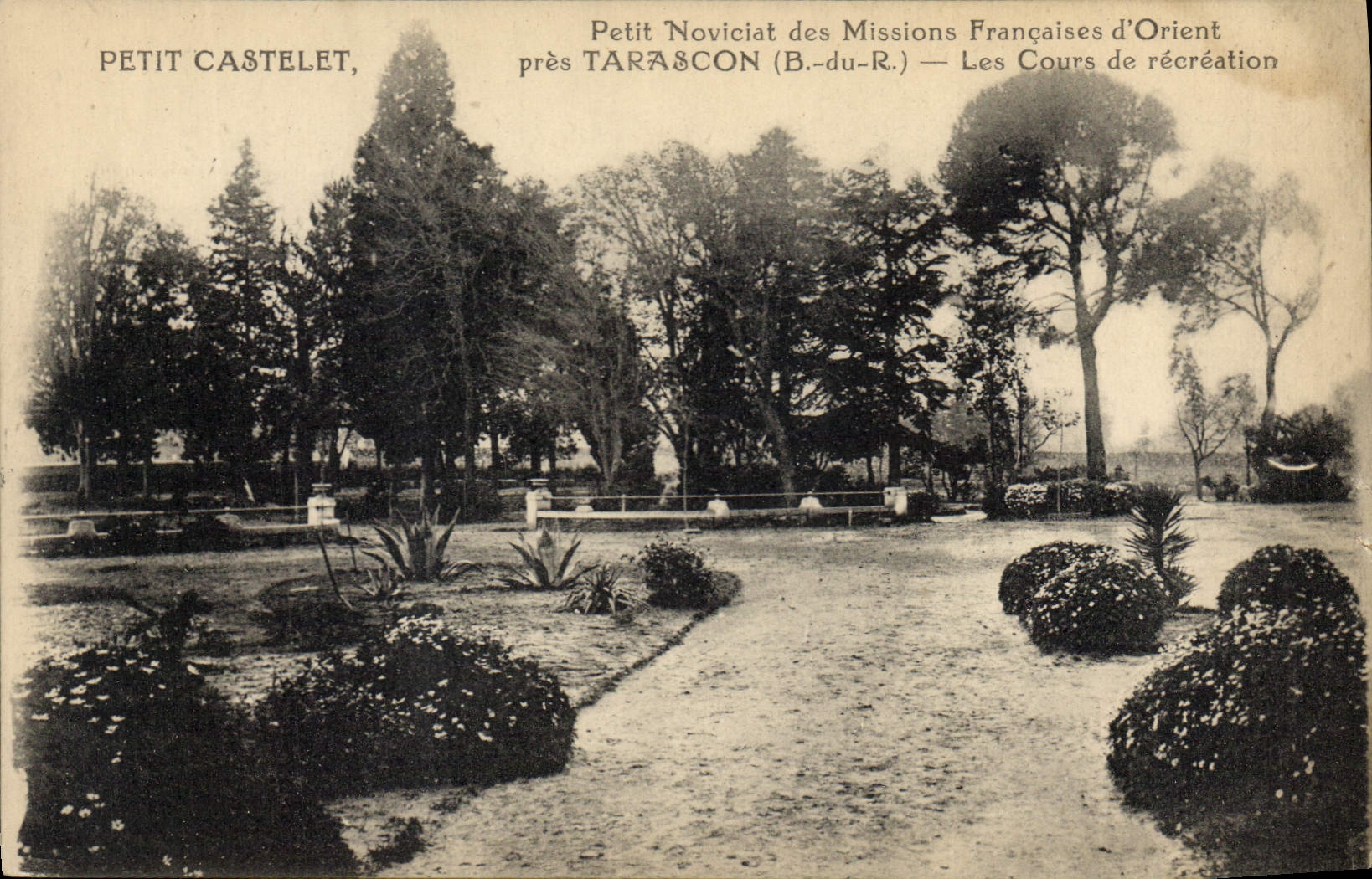 CPA Petit Noviciat des Missions Francaises d'Orient Petit Castelet pres Tarascon B du R Les Cours de