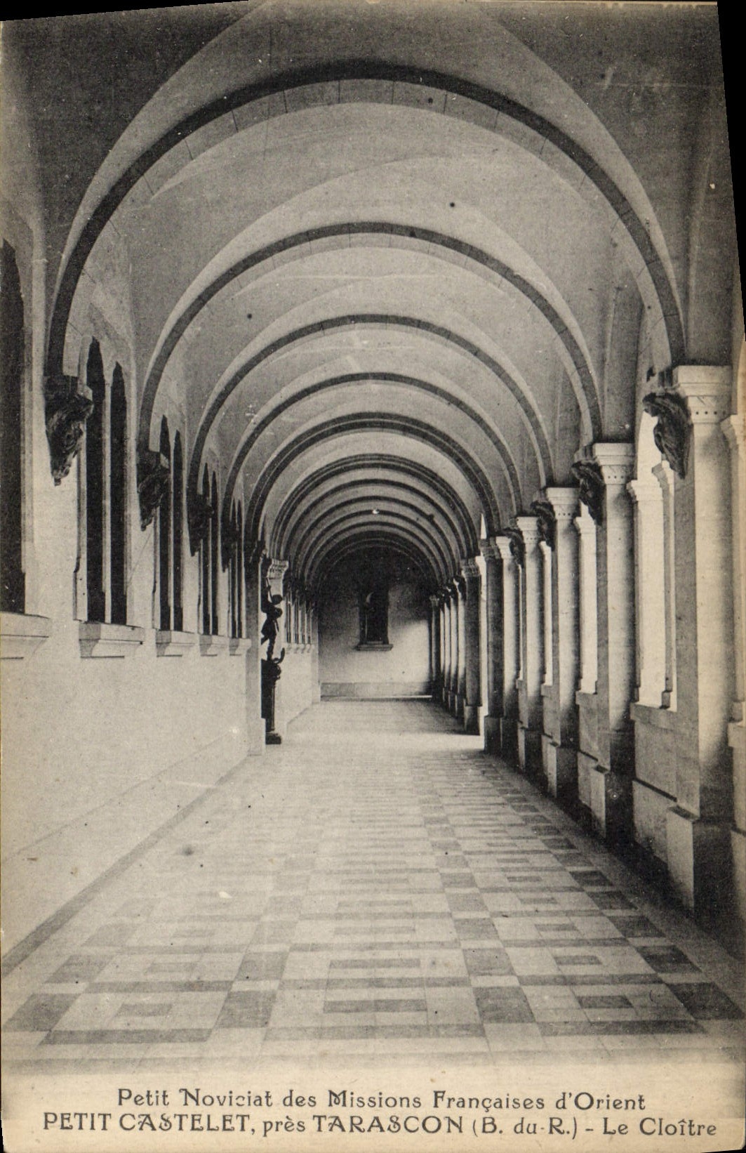 CPA Petit Noviciat des Missions Francaises d'Orient Petit Castelet pres Tarascon B du R Le Cloitre