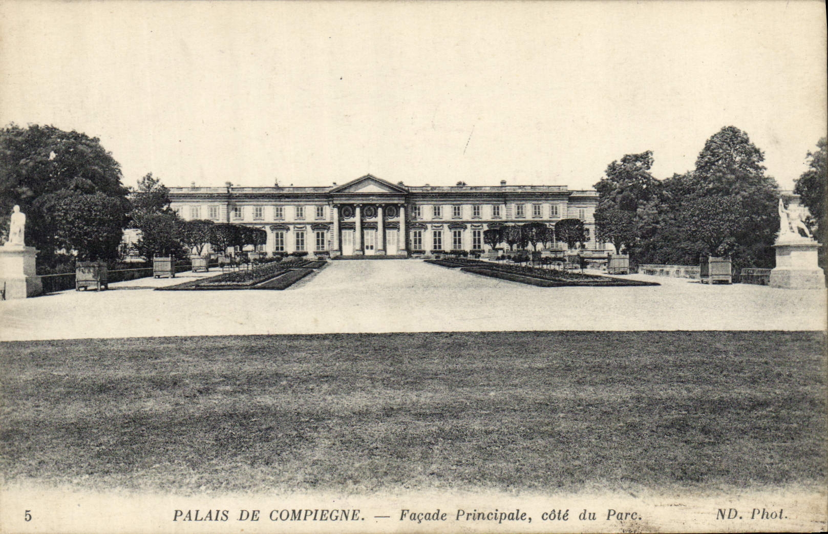 CPA Palais de Compiegne Facade Principale cote du Parc 