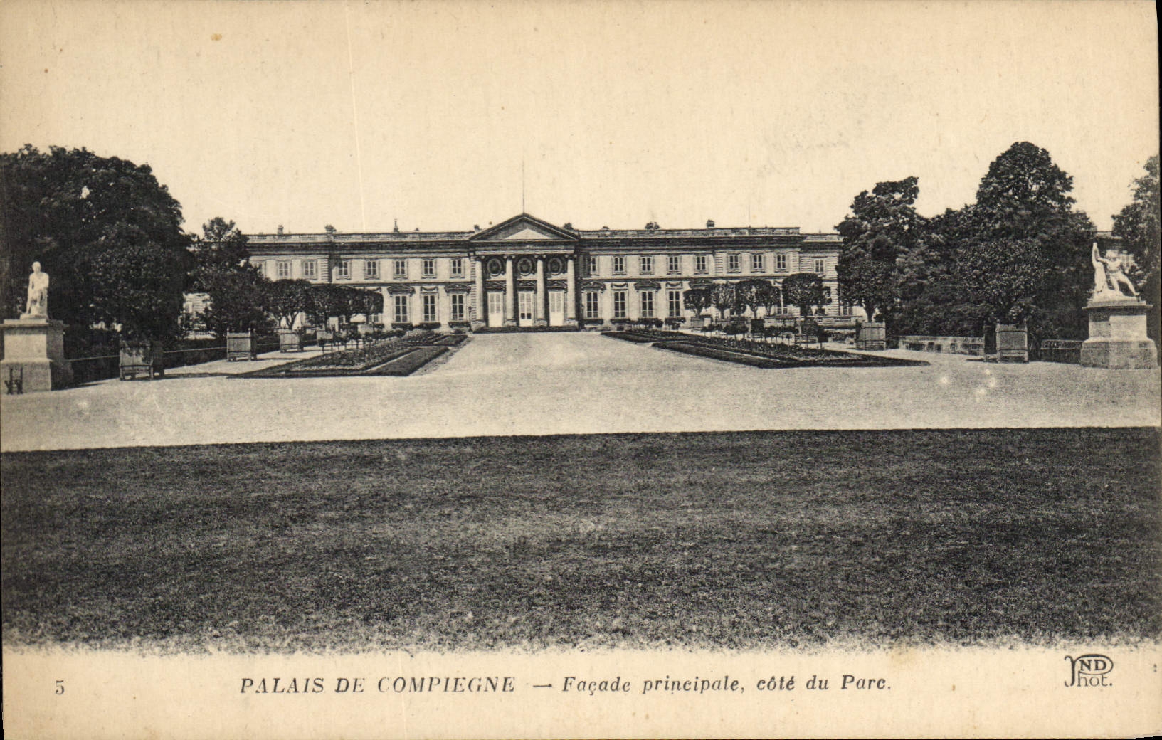 CPA Palais de Compiegne Facade principale cote du Parc 