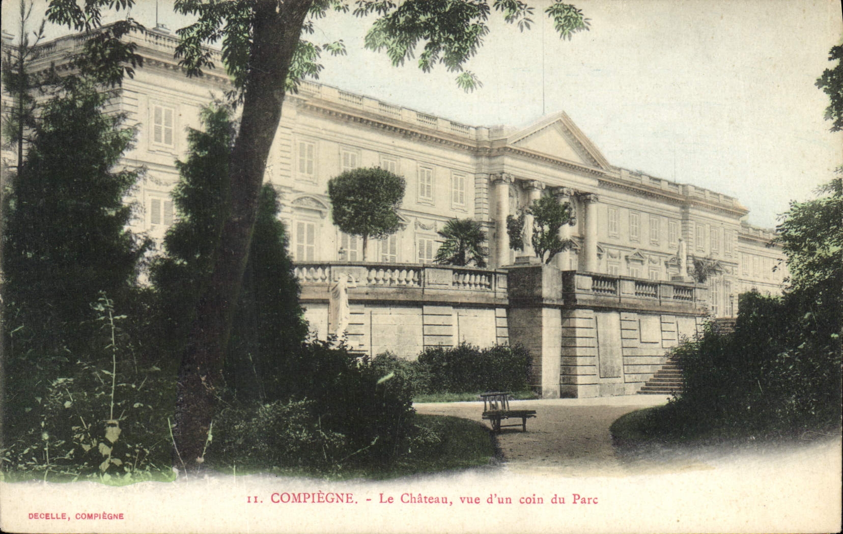 CPA Compiegne Le Chateau vue d'un coin du Parc 
