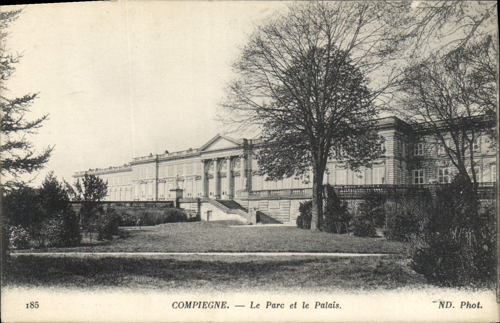 CPA Compiegne Le Parc et le Palais 