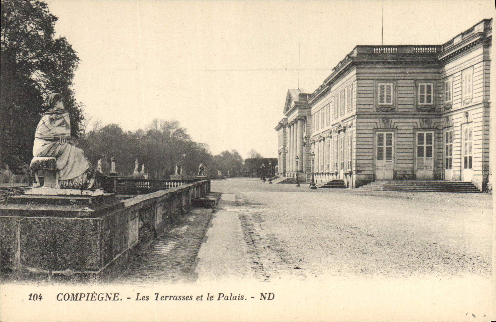 CPA Compiegne Les Terrasses et le Palais 