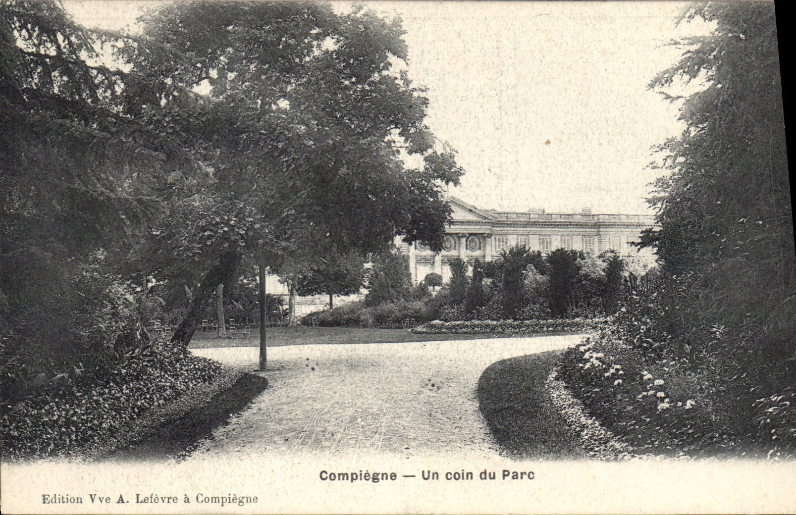 CPA Compiegne Un Coin du Parc 