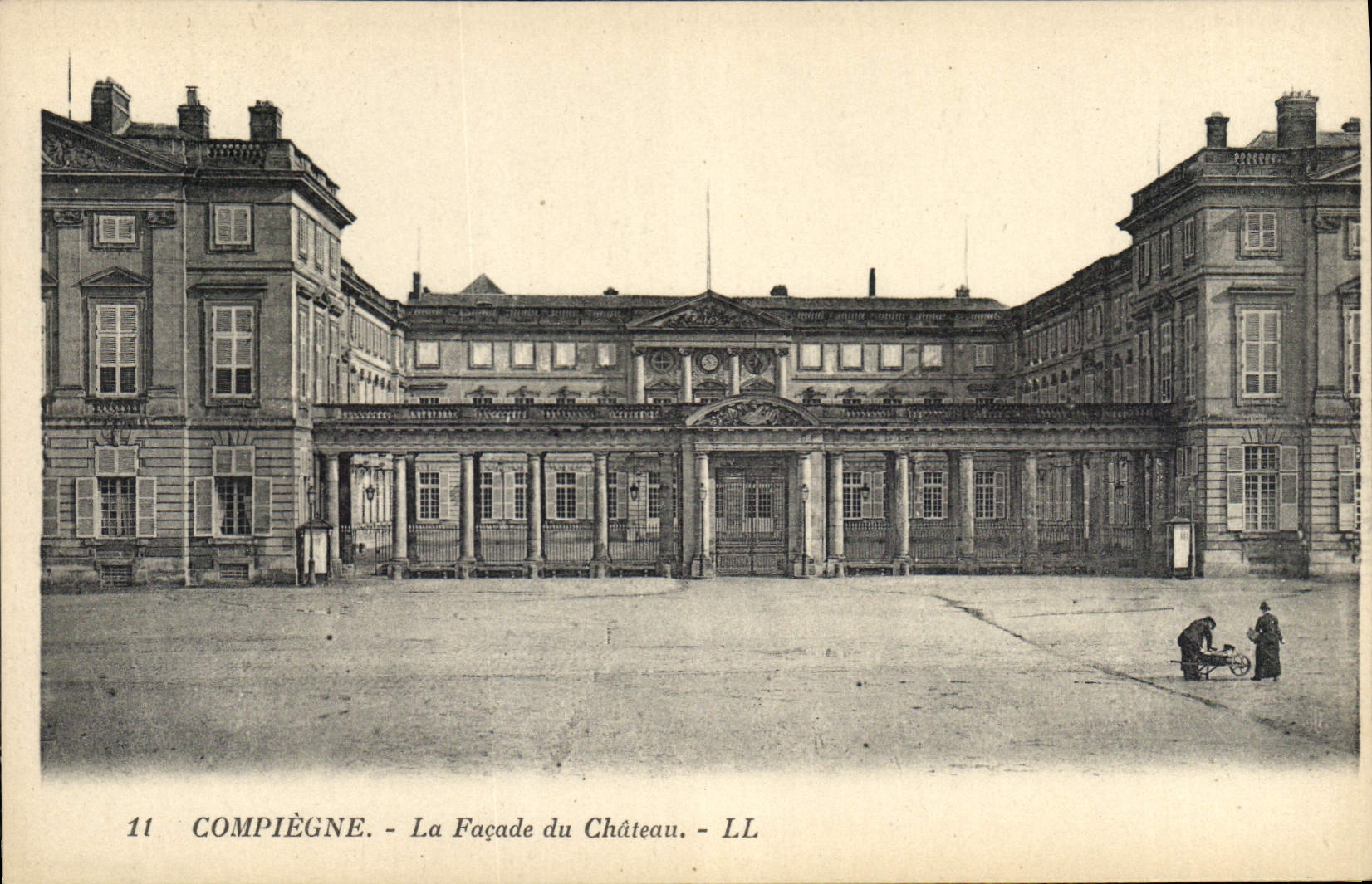 CPA Compiegne La Facade du Chateau 