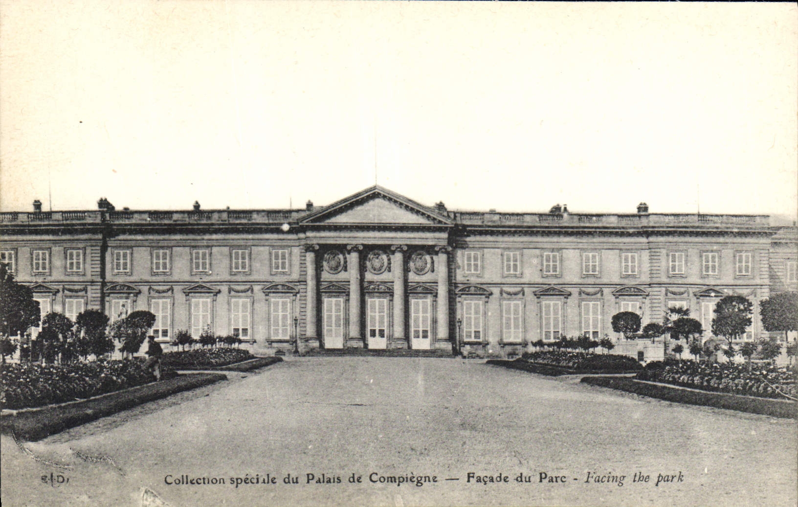 CPA Collection speciale du Palais de Compiegne Facade du Parc 