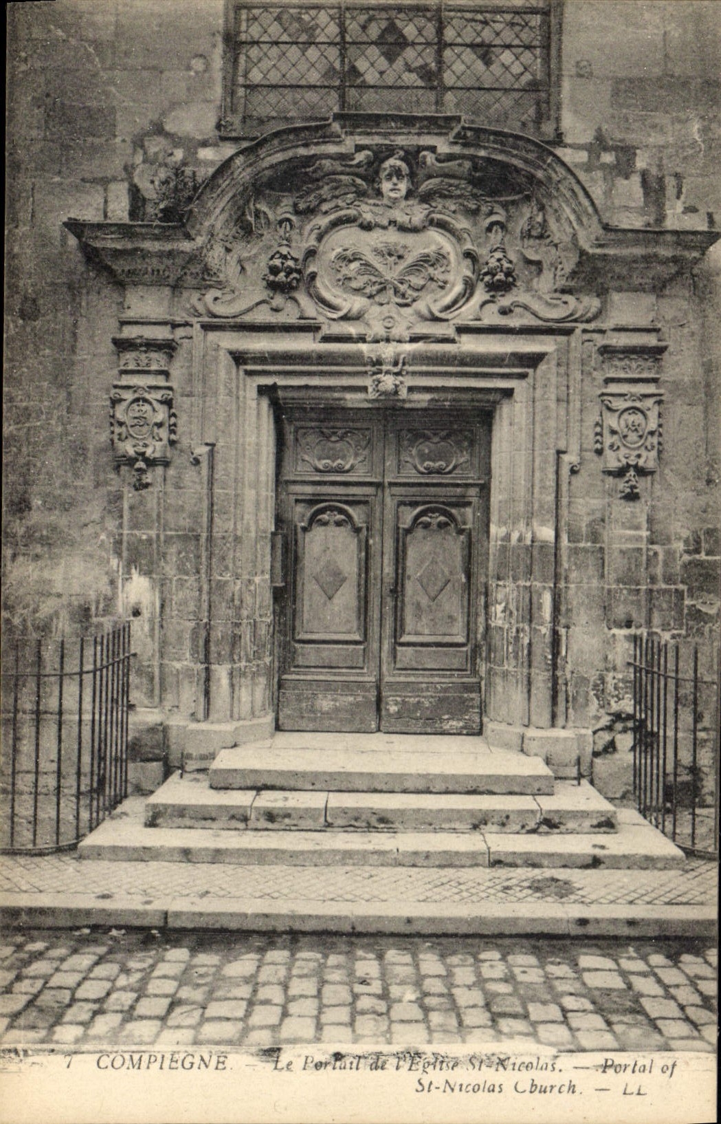 CPA Compiegne Le Portail de l'Eglise St Nicolas