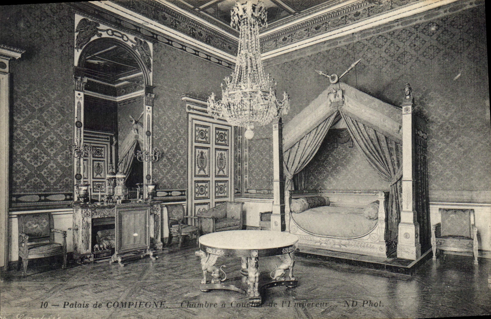 CPA Palais de Compiegne Chambre a Coucher de l'Imperatrice 