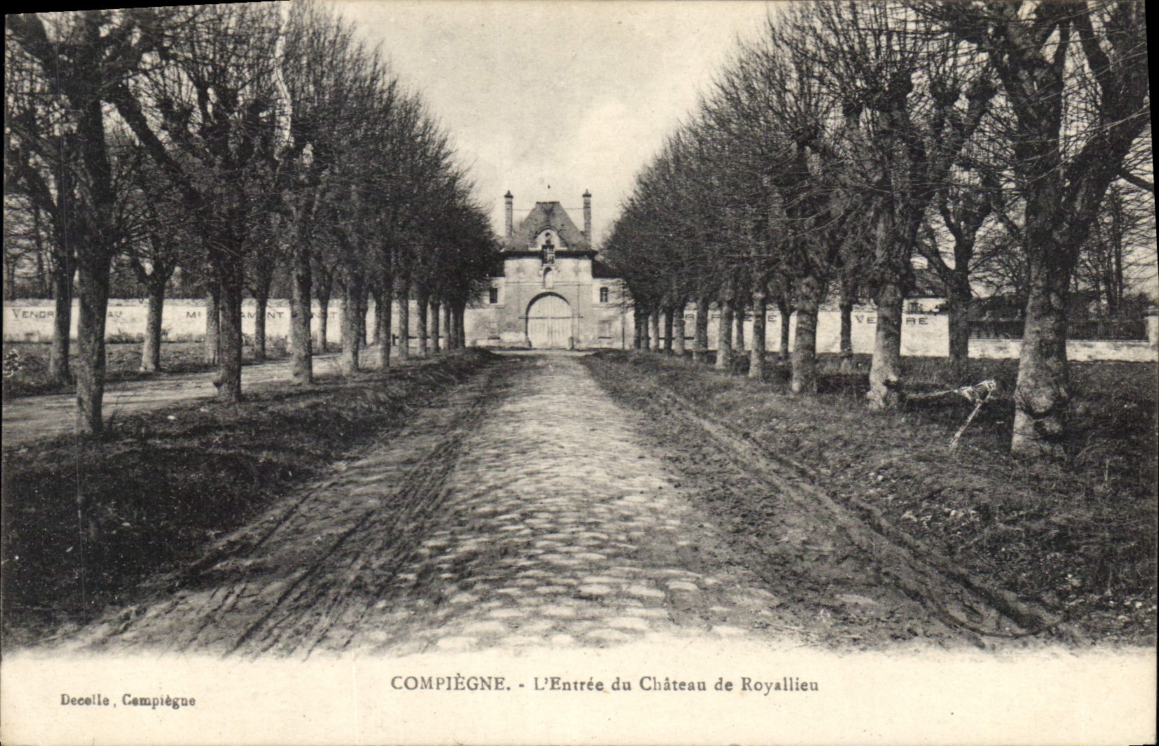 CPA Compiegne L'Entree du Chateau de Royallieu 