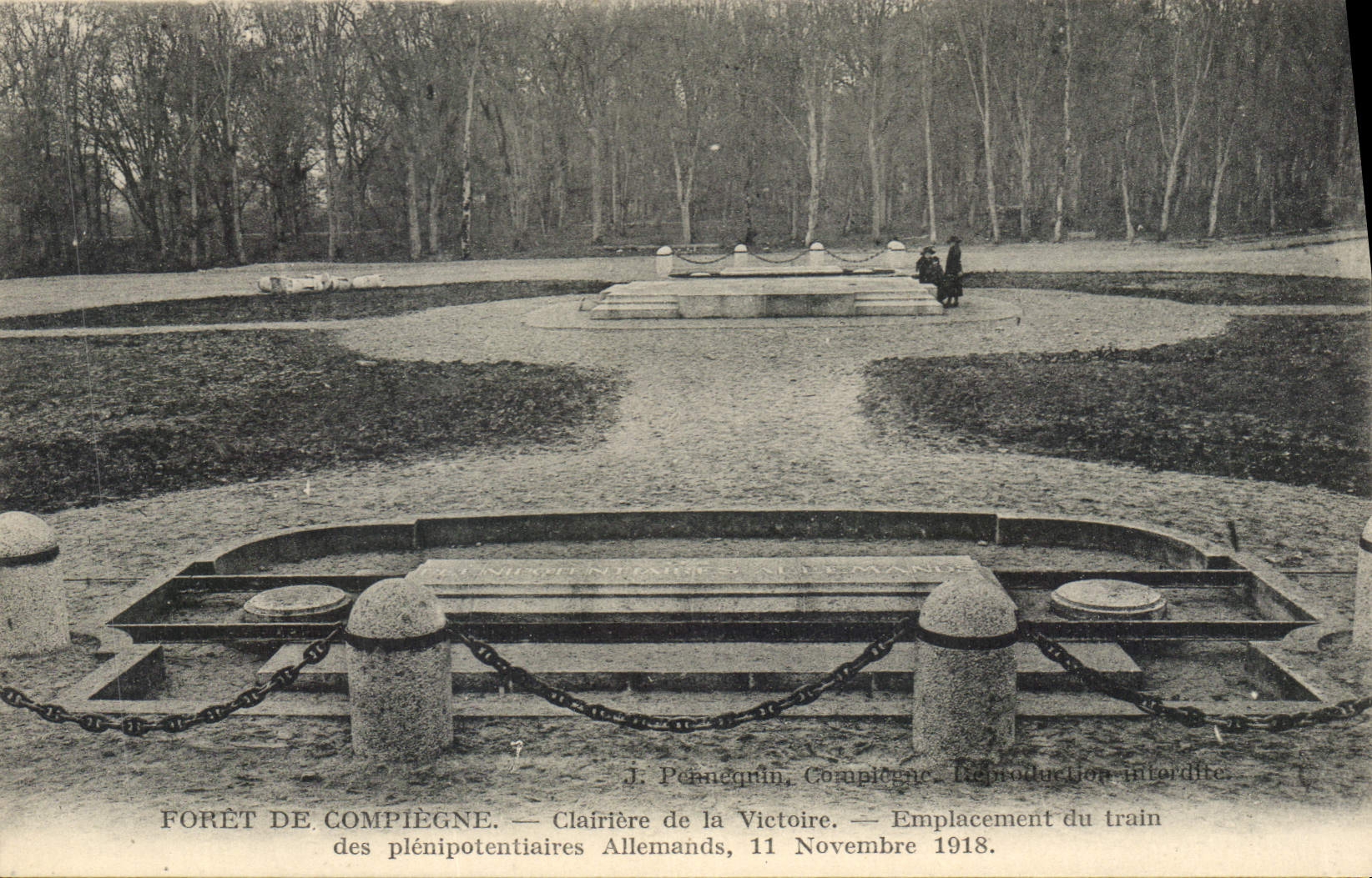CPA Foret de Compiegne Clairiere de la Victoire Emplacement du train des plenipotentiares Allemands 
