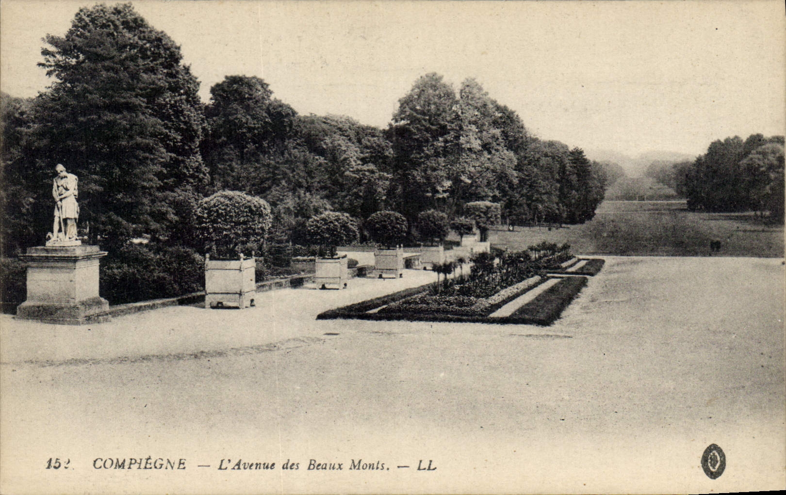 CPA Compiegne L'Avenue des Beaux Monts 