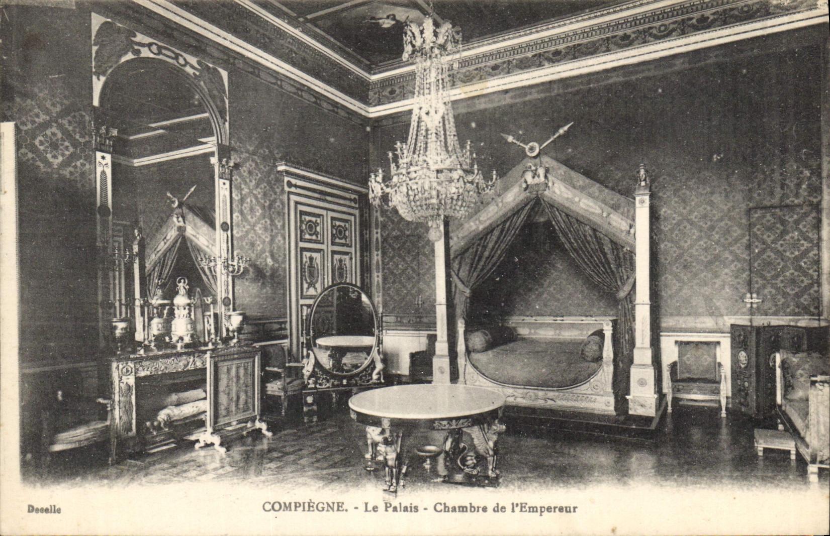 CPA Compiegne Le Palais Chambre de l'Empereur 