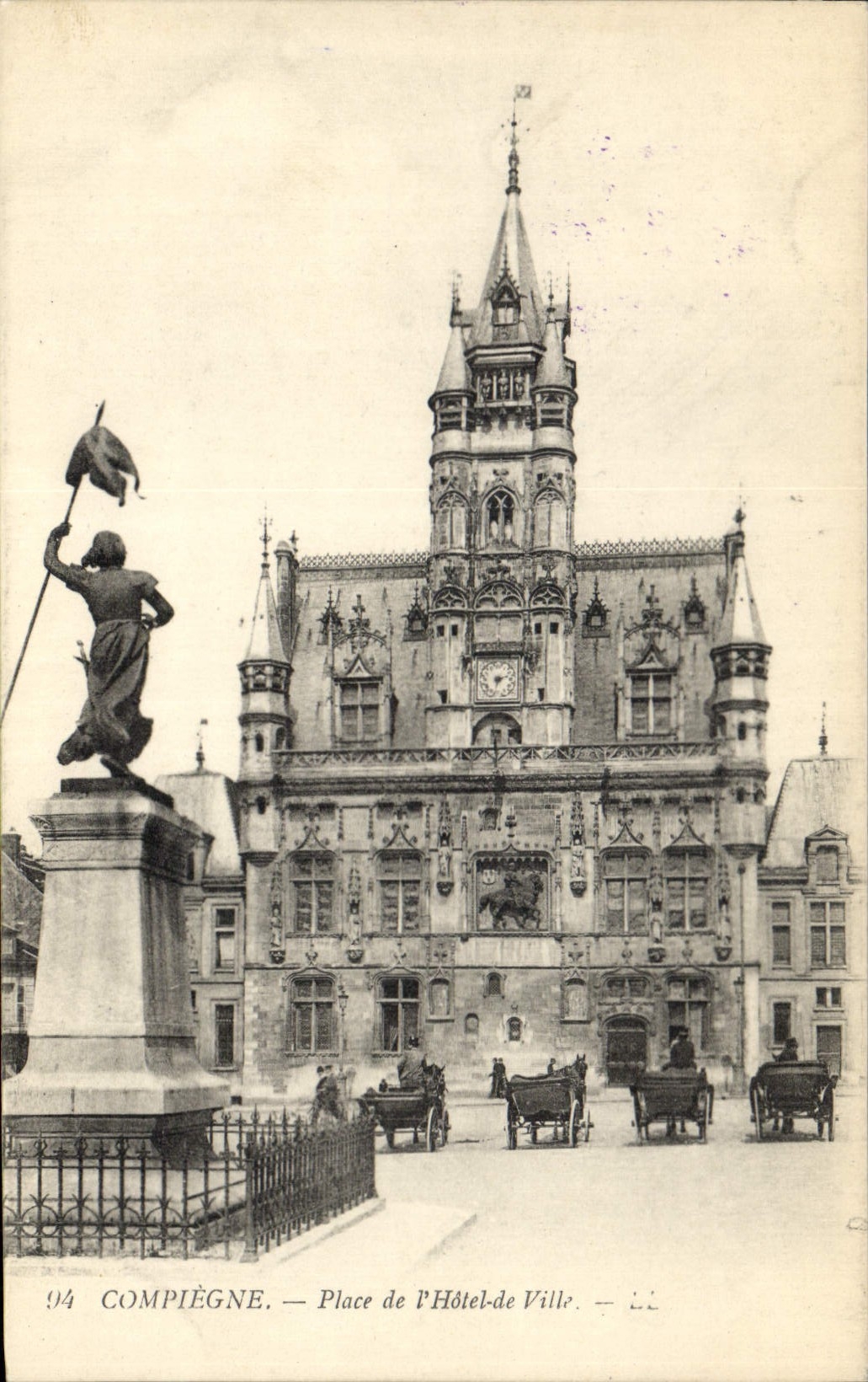 CPA Compiegne Place de l'Hotel de Ville 