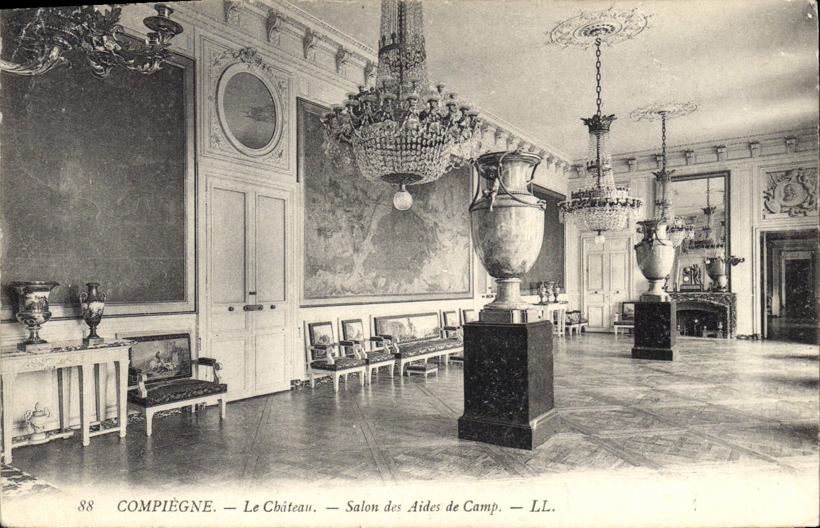 CPA Compiegne Le Chateau Salon des Aides de Camp 