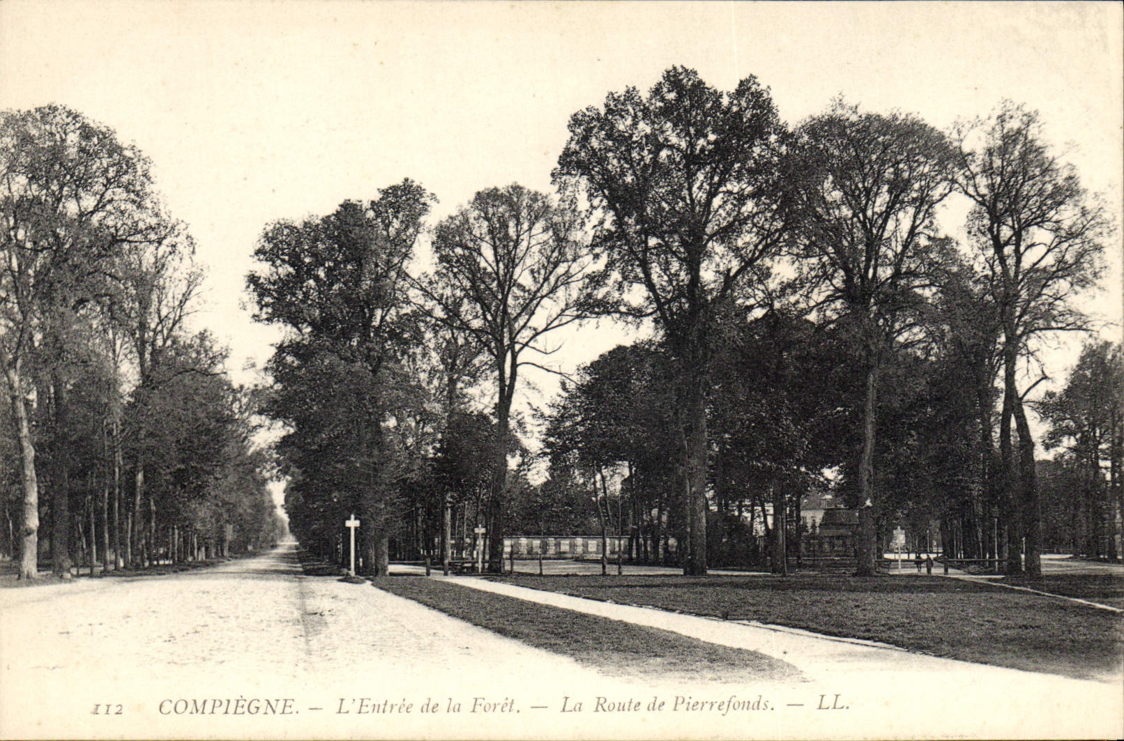 CPA Compiegne L'Entree de la Foret La Route de Pierrefonds 