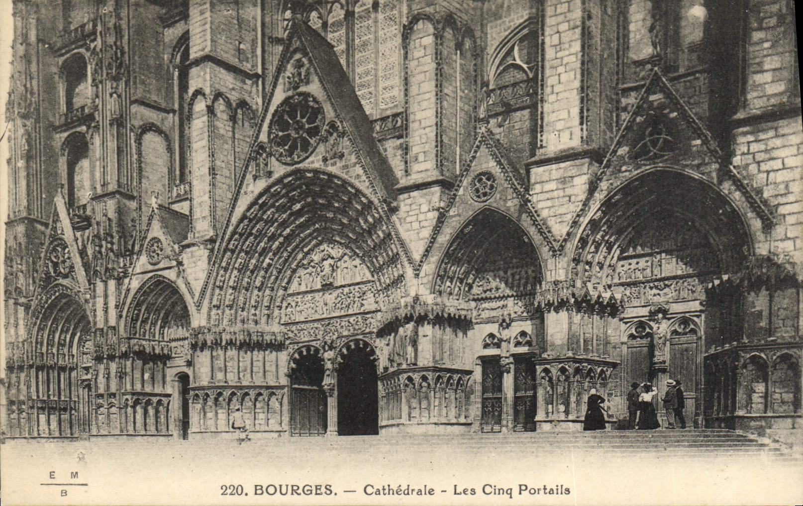 CPA Bourges Cathedrale Les Cinq Portails 