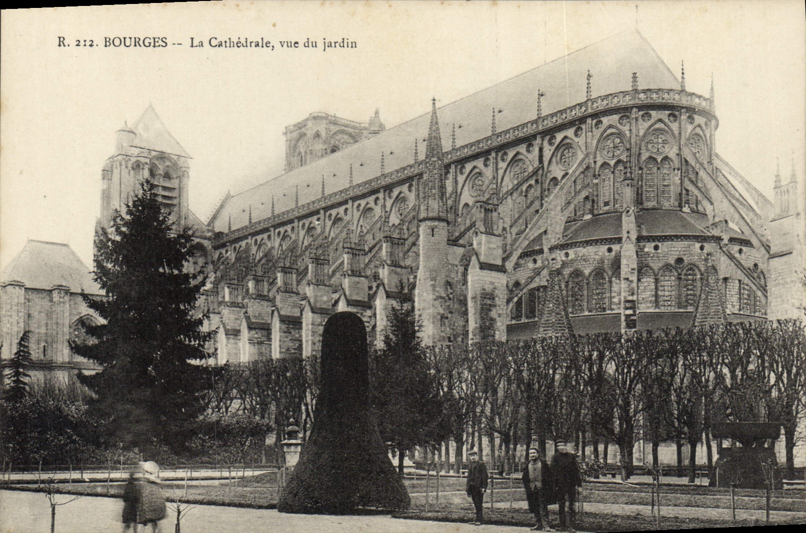 CPA Bourges La Cathedrale vue du jardin 