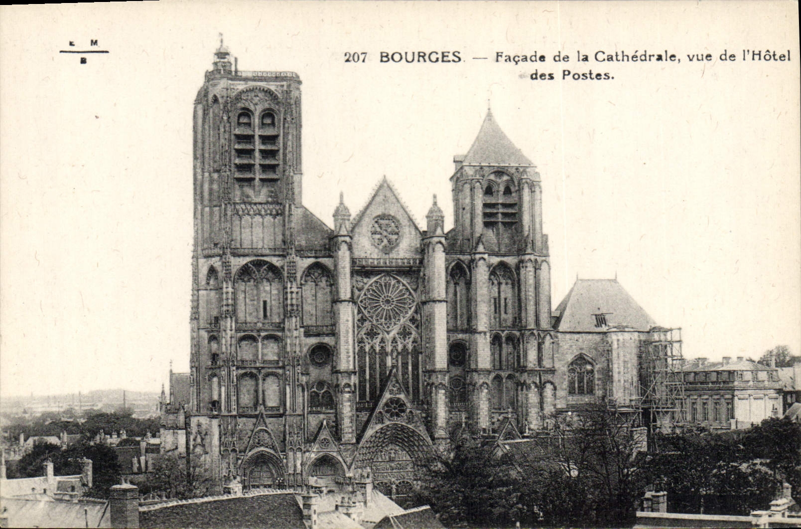 CPA Bourges Facade de la Cathedrale vue de l'Hotel des Postes 