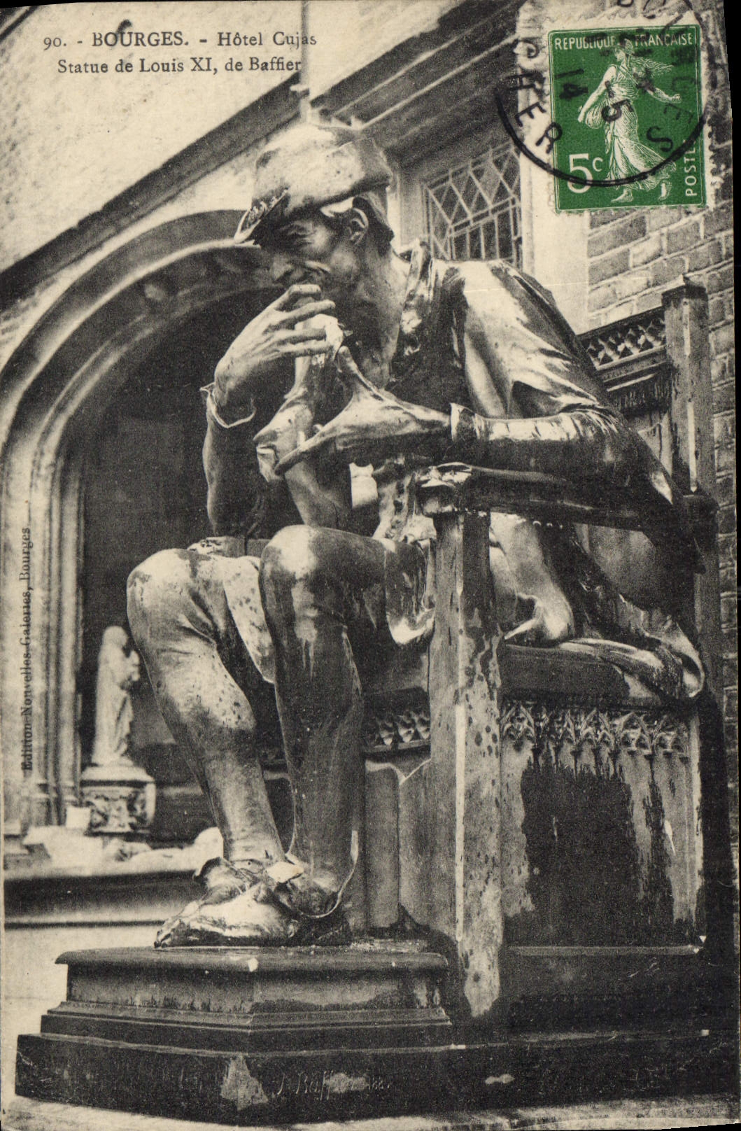 CPA Bourges Hotel Cujas Statue de Louis XI 