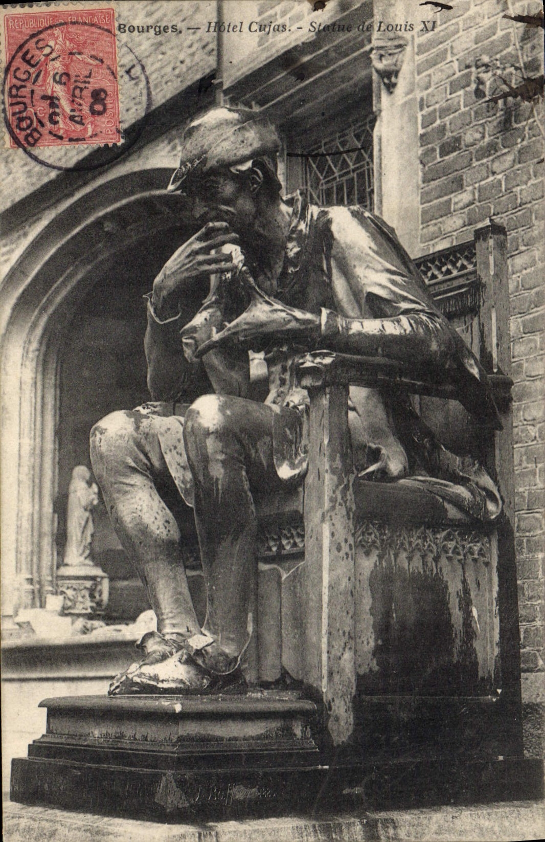 CPA Bourges Hotel Cujas Statue de Louis XI 