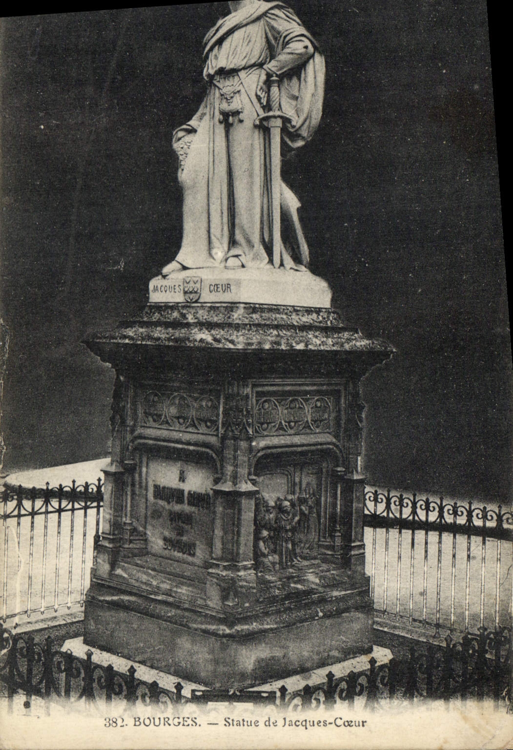 CPA Bourges Statue de Jacques Coeur 