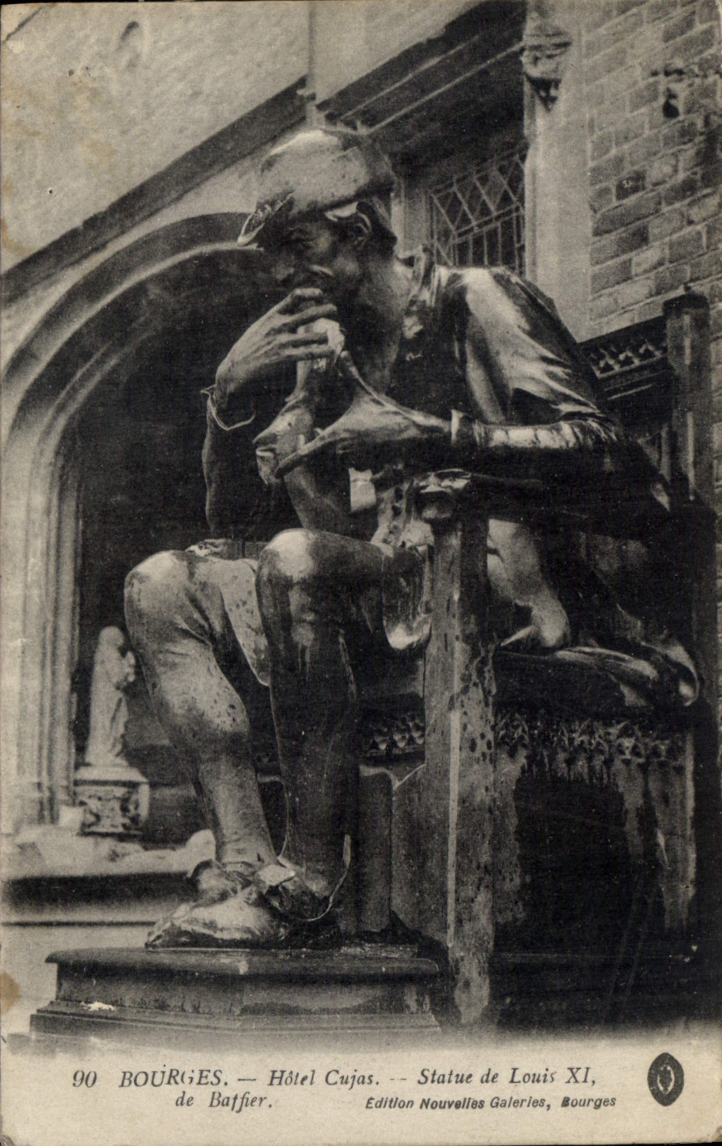 CPA Bourges Hotel Cujas Statue de Louis XI de Batfier 