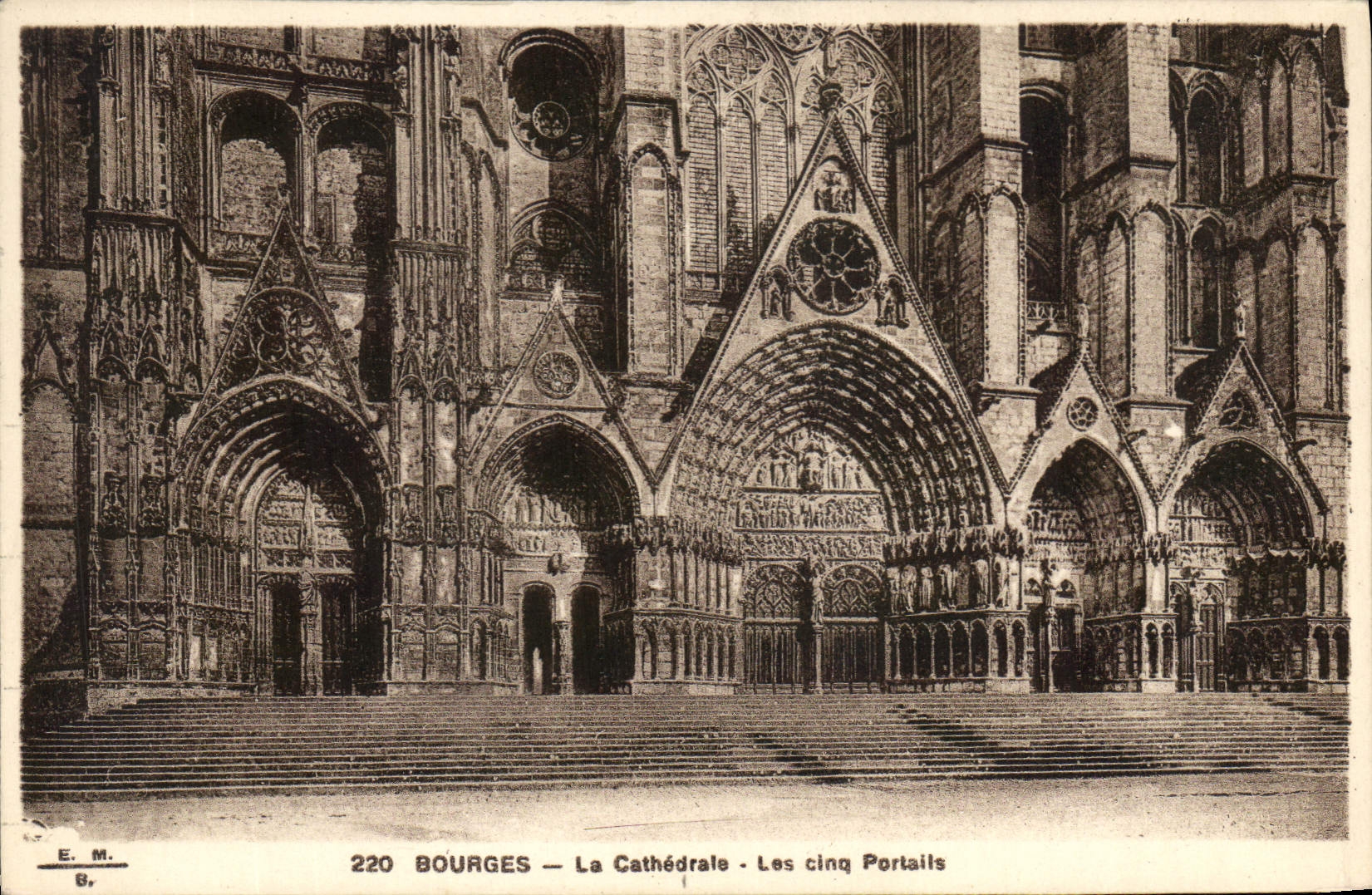CPA Bourges La Cathedrale Les Cinq Portails 