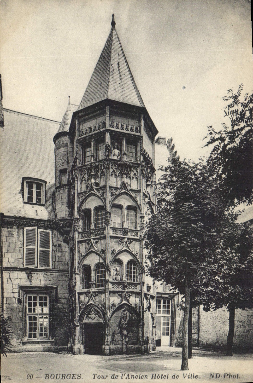 CPA Bourges Tour de l'Ancien Hotel de Ville 