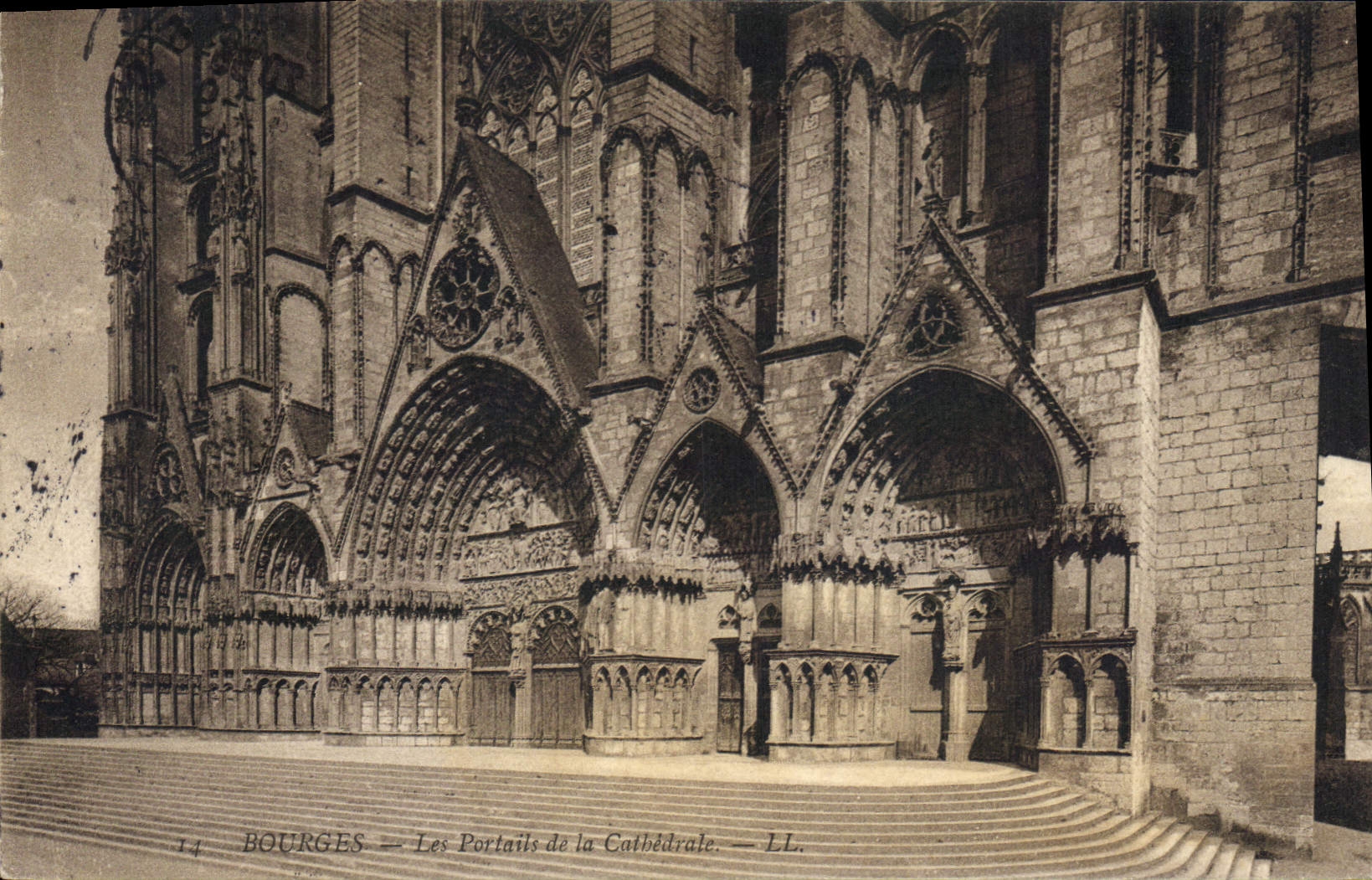 CPA Bourges Les Portails de la Cathedrale 