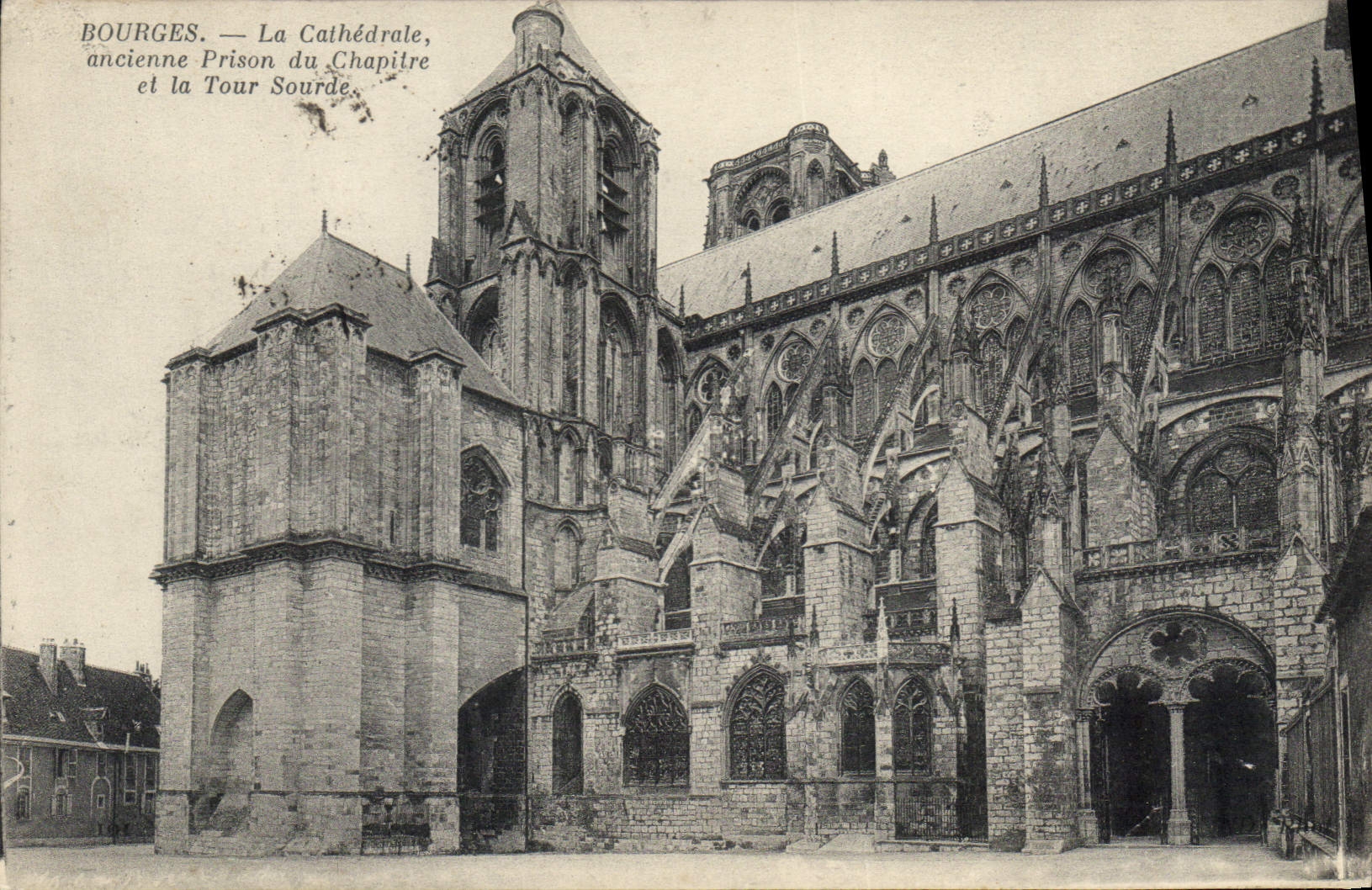 CPA Bourges La Cathedrale ancienne Prison du Chapitre et la Tour Source 