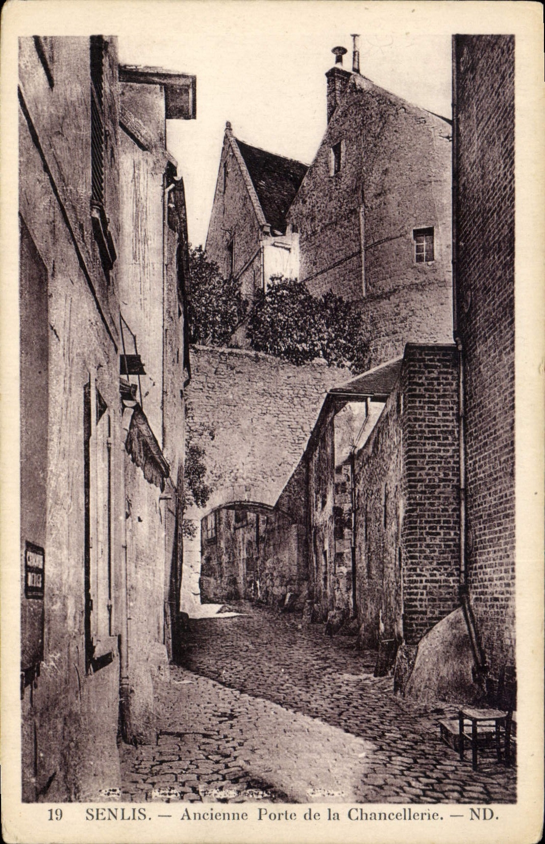 CPA Senlis Anciennne Porte de la Chancellerie 