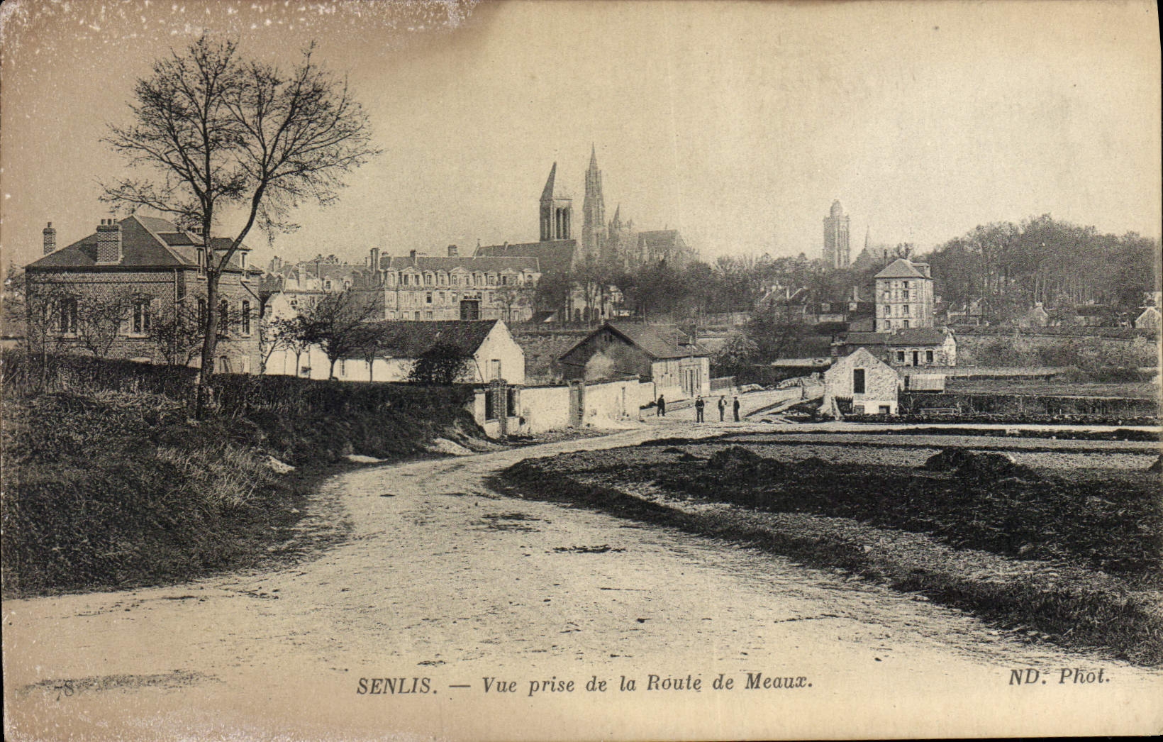 CPA Senlis Vue prise de la Route de Meaux 