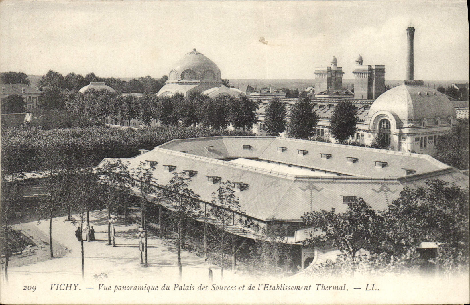 CPA Vichy Vue panoramique de Palais des Sources et de l'Etablissement Thermal 