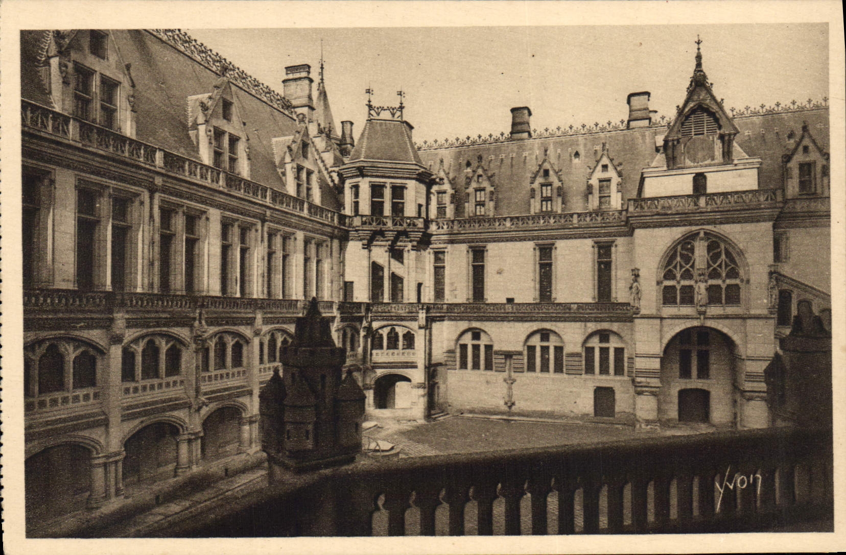 CPA Chateau de Pierrefonds Oise La Cour d'Honneur 