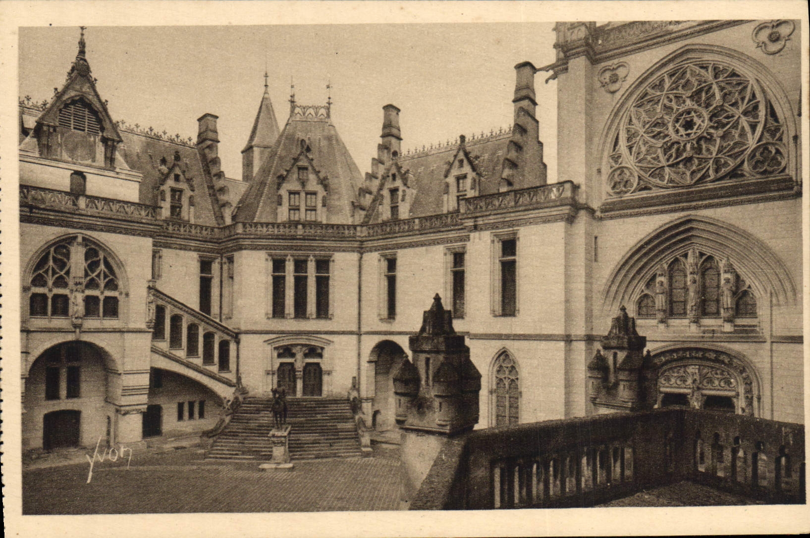CPA Chateau de Pierrefonds Oise La Cour d'Honneur 