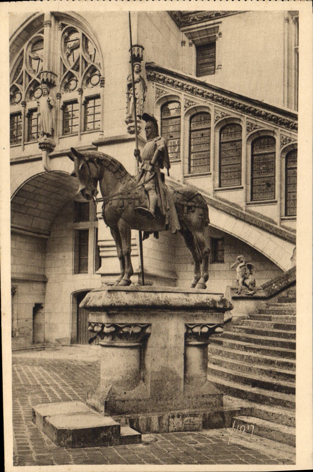 CPA Chateau de Pierrefonds Oise Statue du Duc d'Orleans 