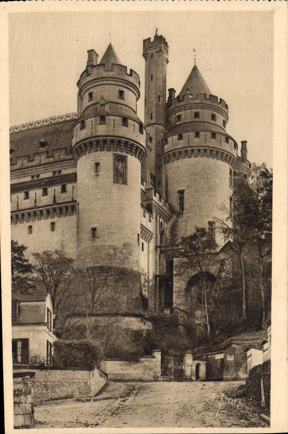 CPA Chateau de Pierrefonds Oise L'Arrivee au Chateau 