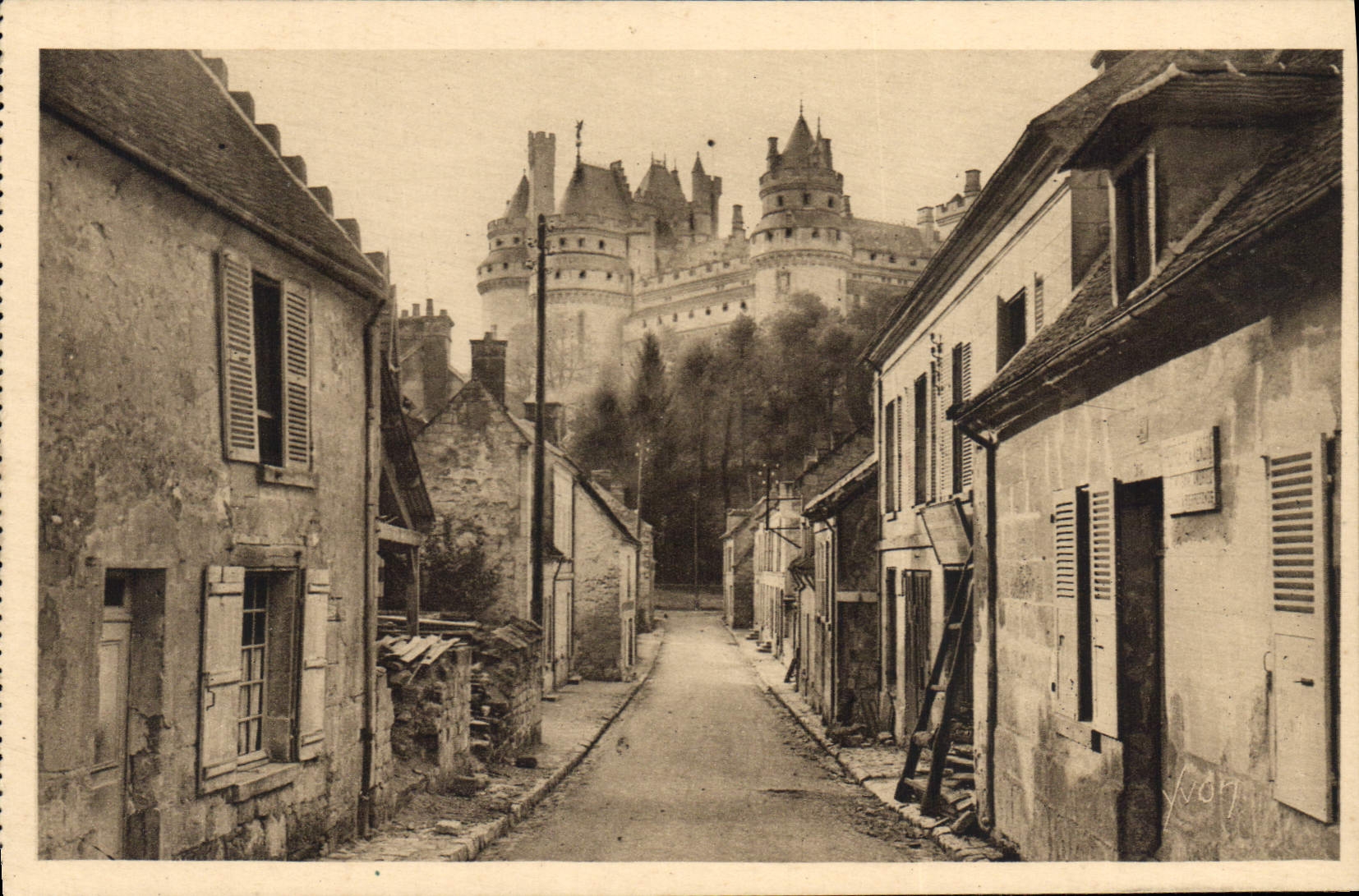 CPA Chateau de Pierrefonds Oise Le Chateau vu d'Une Vieille Rue 