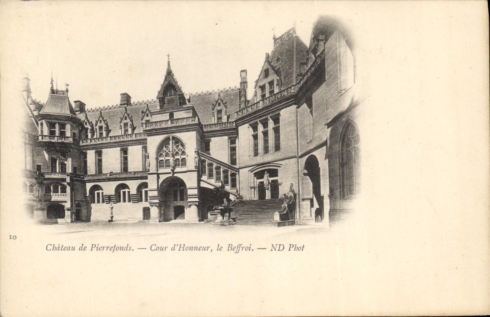 CPA Chateau de Pierrefonds Cour d'Honneur le Beffroi 