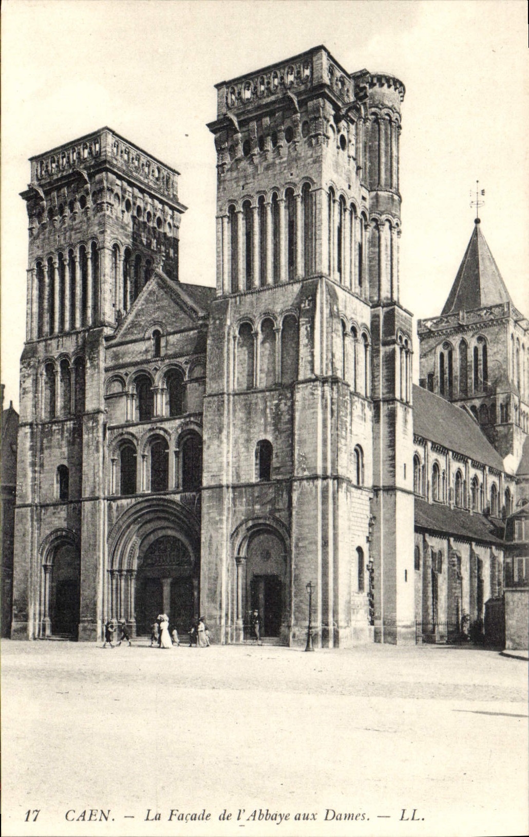 CPA Caen La Facade de l'Abbaye aux Dames 