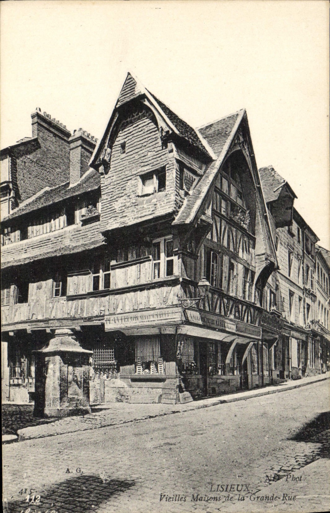 CPA Lisieux Vielles Maisons de la Grande Rue