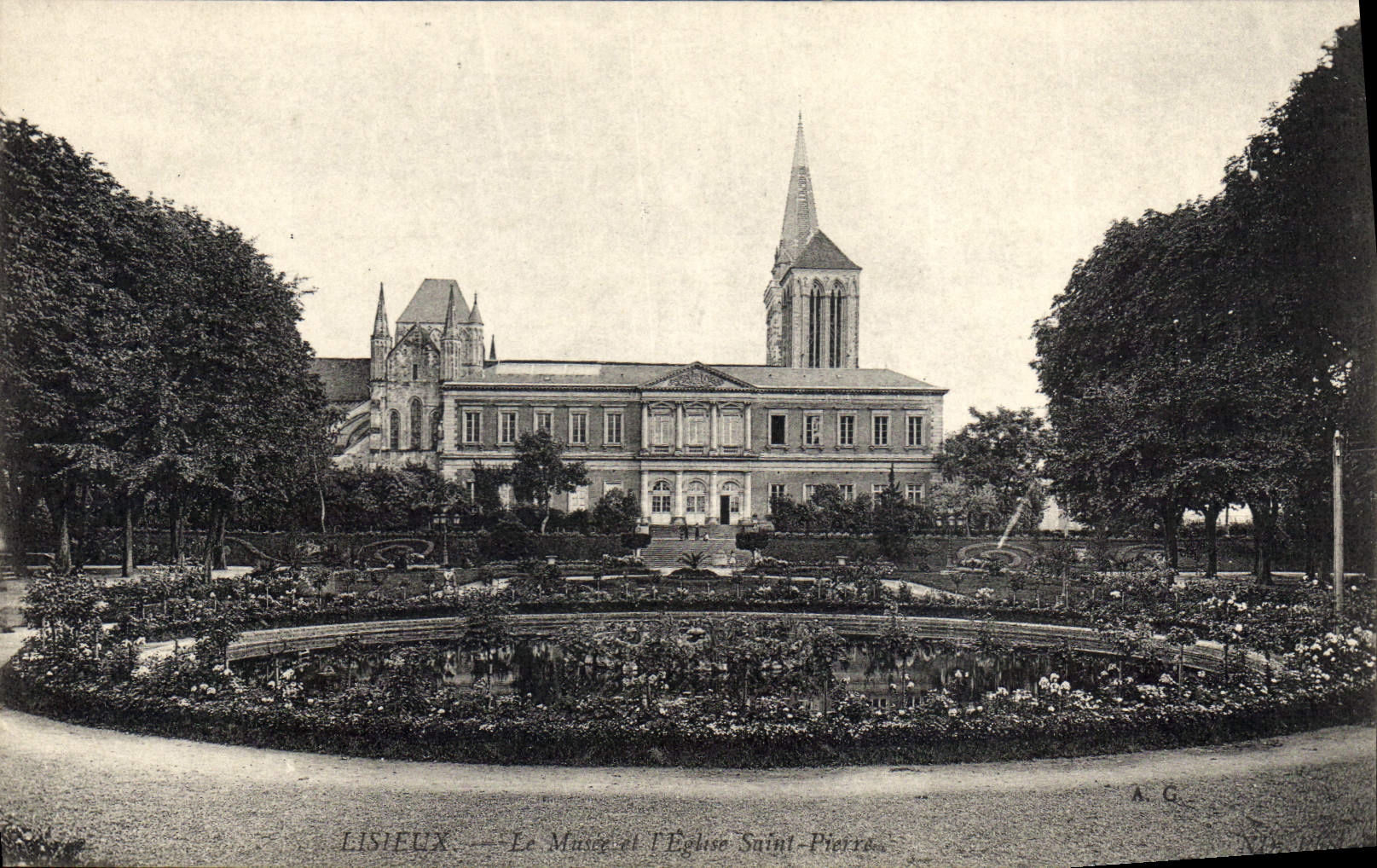 CPA Lisieux Le Musee et l'Eglise Saint Pierre