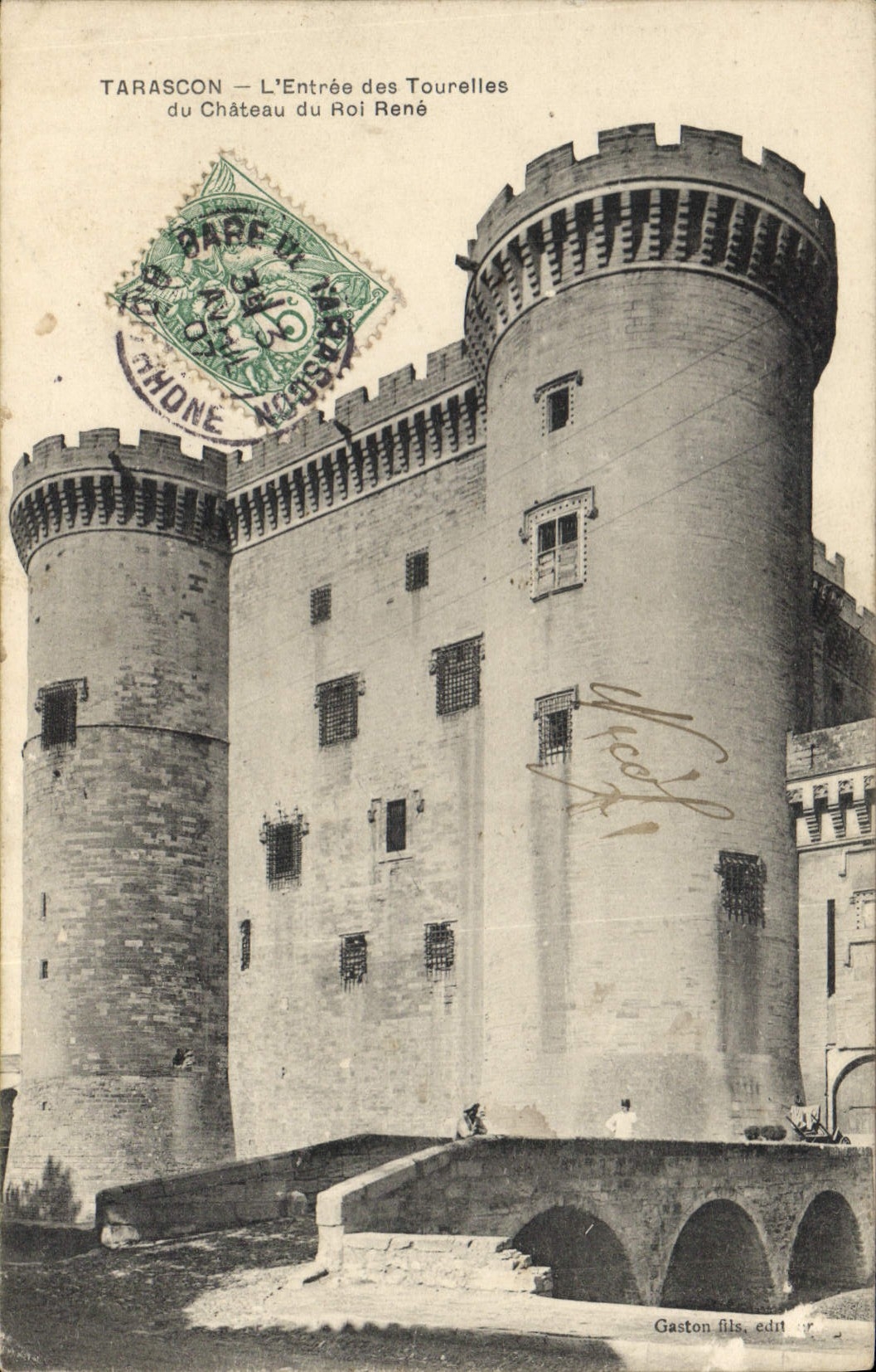 CPA Tarascon l'entree des Tourelles du chateau du Roi Rene 