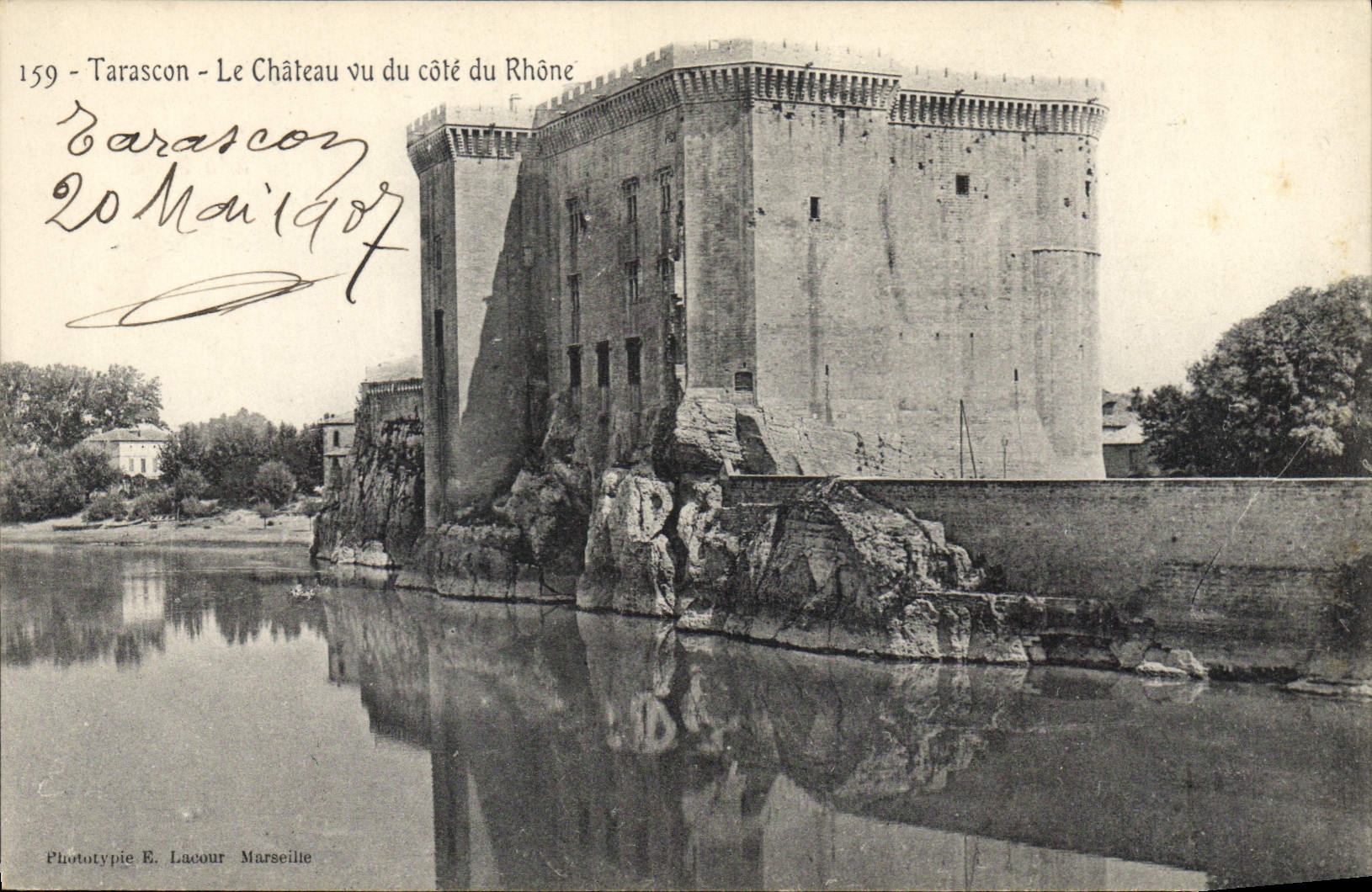 CPA Tarascon le chateau vu du cote du Rhone