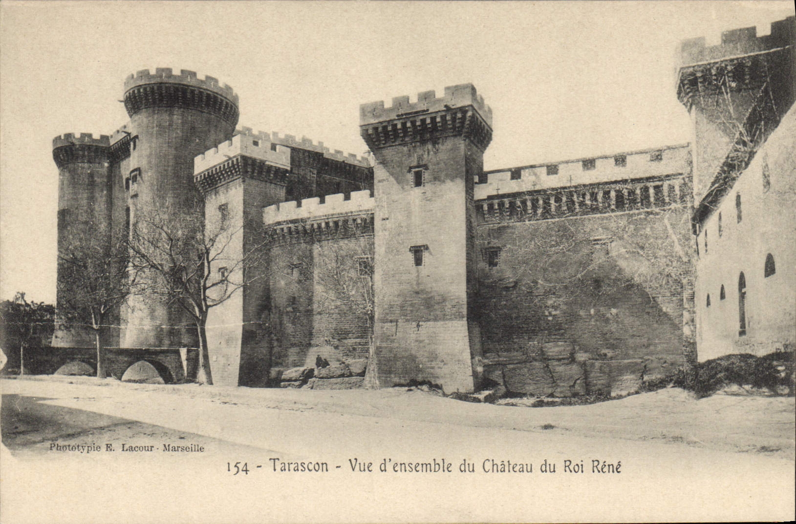 CPA Tarascon vue d'ensemble du Chateau du roi Rene