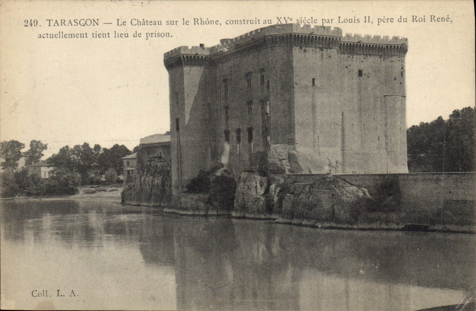 CPA Tarascon le Chateau sur le Rhone construit au XV siecle par Louis II pere du Roi Rene actuelleme