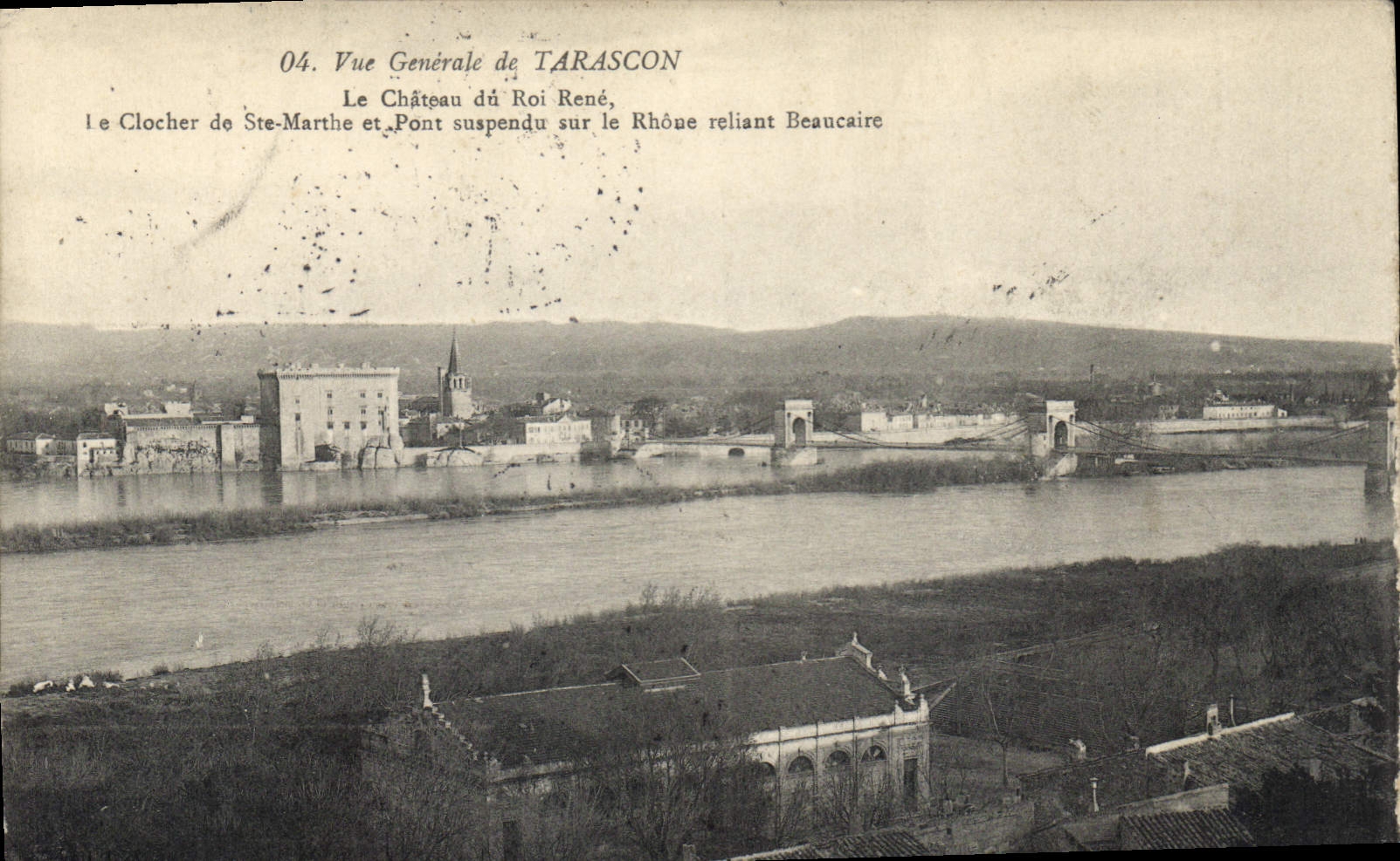 CPA Vue Generale de Tarascon le Chateau du Roi Rene le Clocher de Ste Marthe et Pont suspendu sur le