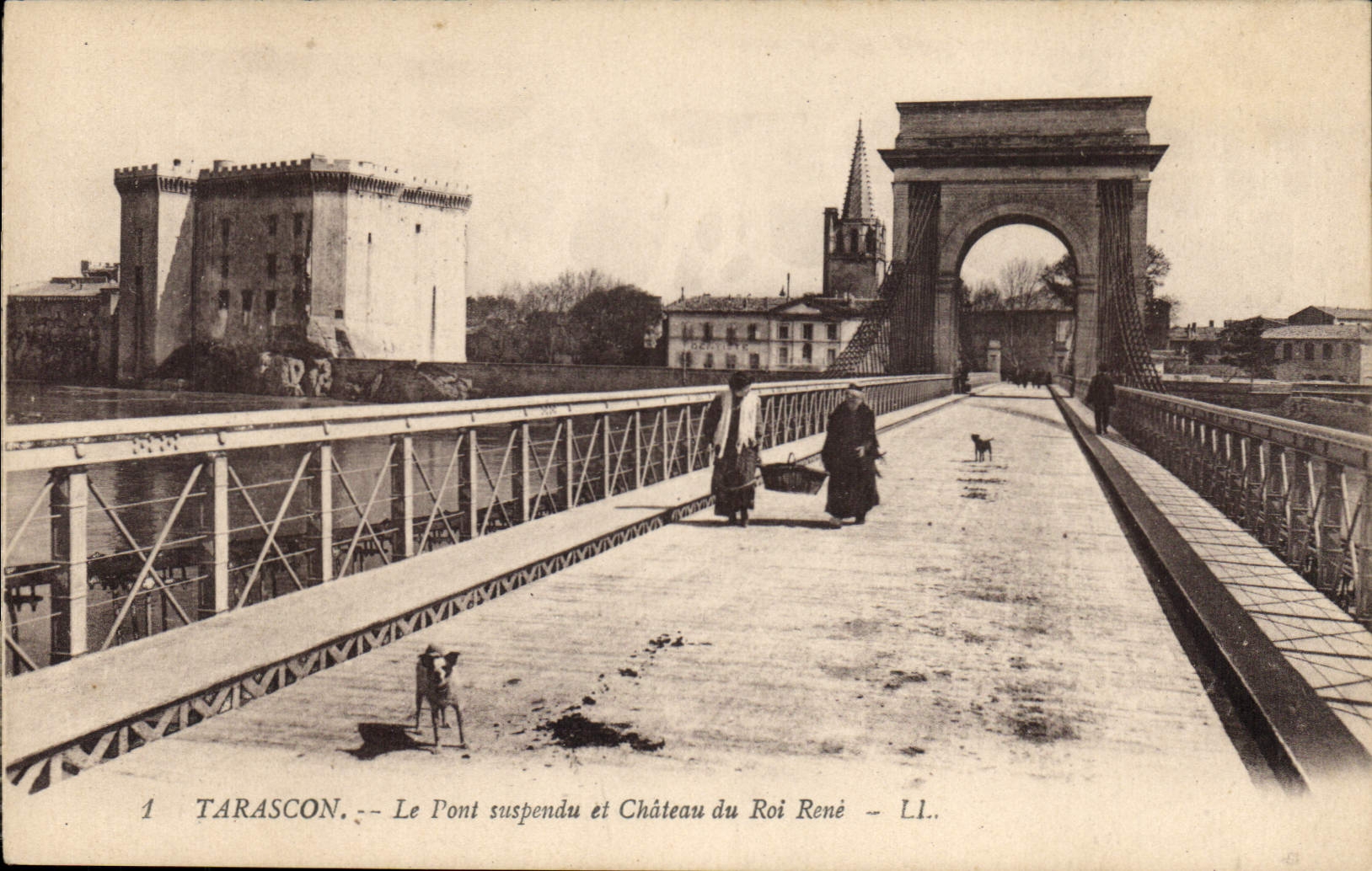 CPA Tarascon le Pont suspendu et chateau du Roi Rene