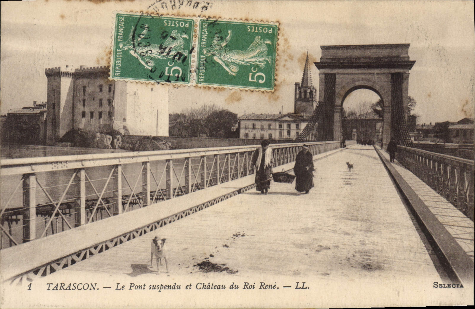 CPA Tarascon le Pont suspendu et chateau du Roi Rene